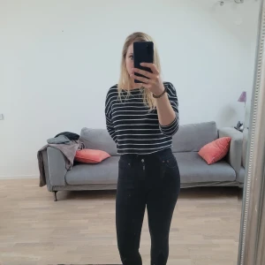 Svarta Jeans fråb Zara - Snygga svarta jeans från Zara som jag köpte för några år sen. De är använda men håller sig i bra skick. Väldigt bekväma, kan kombineras med nästan allting. Storlek 36.