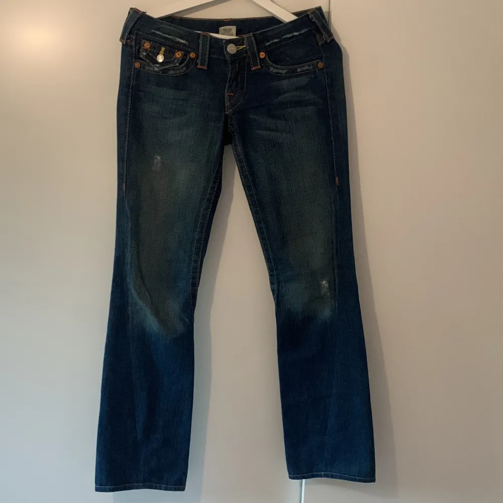 True religion jeans, fint skick och använt ett par gånger. Innerbenslängd är 78 cm och midjemåttet är 36 cm. Säljer då dem är för små för mig.. Jeans & Byxor.