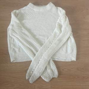 Säljer denna stickade tröjan från Ginatticot då den inte används längre!  Den är väldigt luftig i ärmarna, fråga privat ifall ni vill ha en bild hur den sitter på!😊 Den är inte så tjock för att vara stickad då det är hål i stickandet!