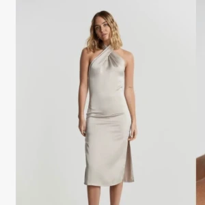 gina tricot klänning - En jätte fin sidenklänning från gina tricot som är helt oanvänd eftersom den var tyvärr för stor på mig. Passar perfekt nu till sommaren<3