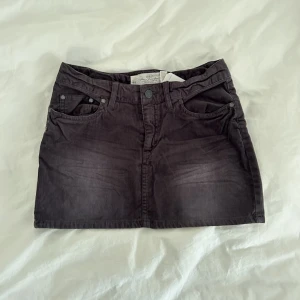 Minikjol manchester - Trendig kjol från hm logg, nyskick med lappen kvar! Midjemått: 70 cm