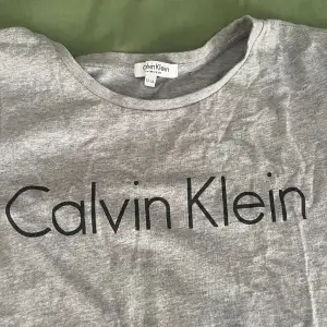 En fin Calvin Klein pyjamas tröja som bara är använd ett få tal gånger. Däremot är skriver fortfarande 10/10. Storlek är 12/14 år