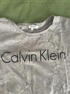 Calvin Klein  - En fin Calvin Klein pyjamas tröja som bara är använd ett få tal gånger. Däremot är skriver fortfarande 10/10. Storlek är 12/14 år