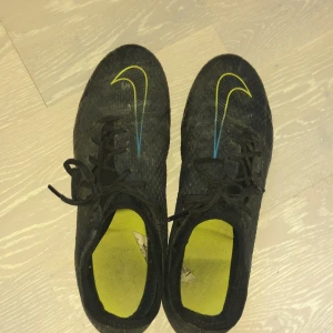 Fotbollskor - Ett par fotbollsskor i storlek 42. Använt skick.