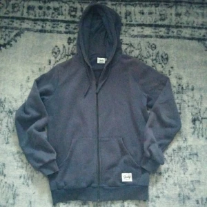 Andy ziptröja med luva. - Andy ziptröja med luva. Huvtröja med dragkedja. Mörkblå.