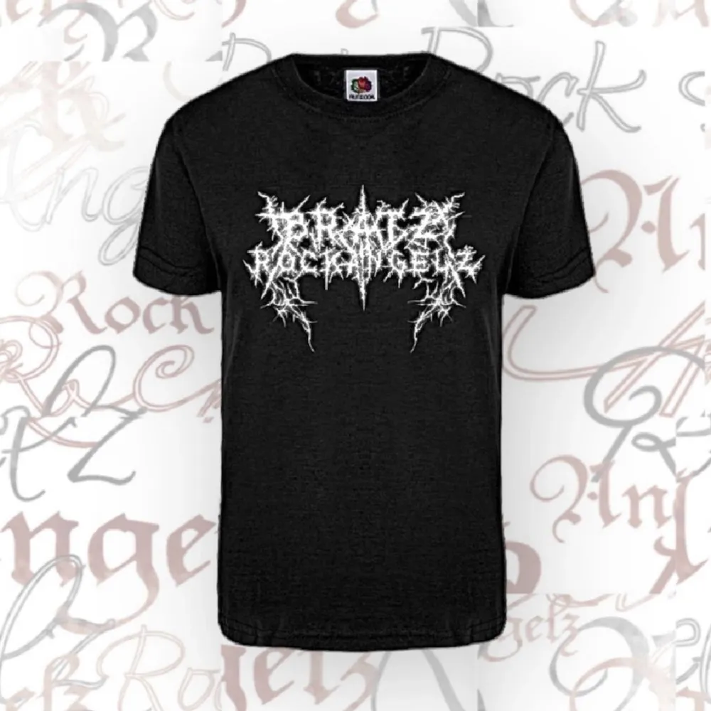 Egentryckt svart T-shirt med egen design. Metal tryck med texten BRATZ ROCK ANGELZ T-Shirt är Fruit of the Loom i 100% bomull Mått (liggande):  Längd: 72 cm Bröstbredd: 53,5 cm. T-shirts.