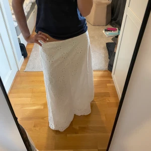 Vit långkjol - Vit lågmidjad långkjol💗köparen står för frakt!🫶