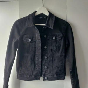 Svart/grå jeansjacka - Svart/grå jeansjacka från Vero Moda i storlek Xs.