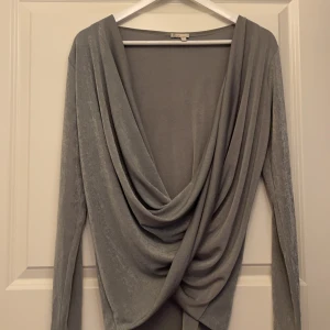 Omlott topp  - Topp från NLY Trend Stretchigt material Omlott  Ljusgrön  V-ringning