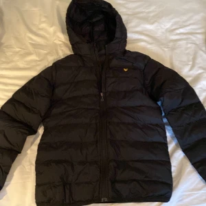 Lyle & Scott jacka - 6/10 Skick, några små hål här och där