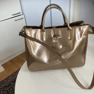 Longchamp läder handväska  - Longchamp läder handväska i guld färg. Ren utan defekt 