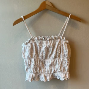 Vit topp - Vitt topp från BikBok i storlek L. Skriv om du har frågor. Köparen står för frakt, kan även mötas upp 