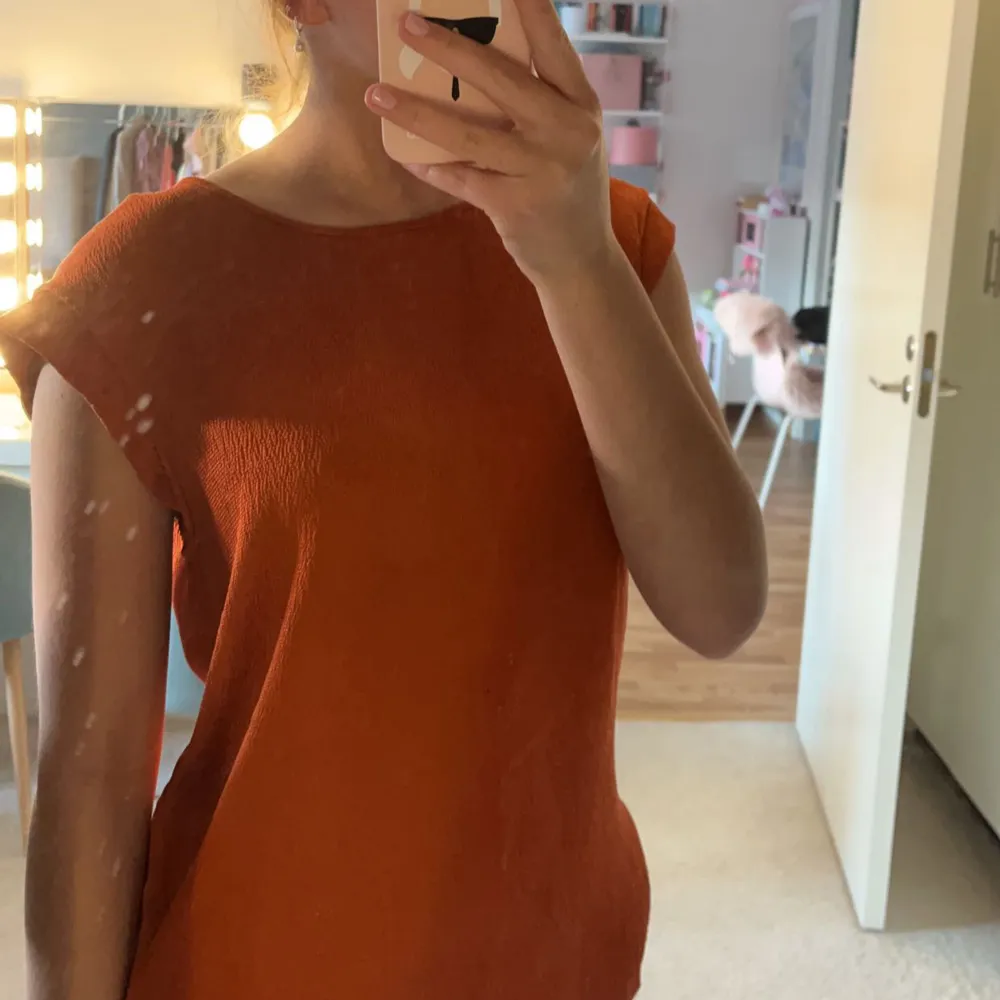 En väldigt fin koppar orange 👚 från tiger! Super bra skick och knappt använd. . Blusar.