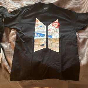 Svart bts T-shirt  - LIMITED SPECIAL EDITION bts T-shirt som såldes i en officiell status pop up shop i London 2019. Har knappt blivit använd. Lite småstelt material tack vare att den inte har blivit använd så mycket 