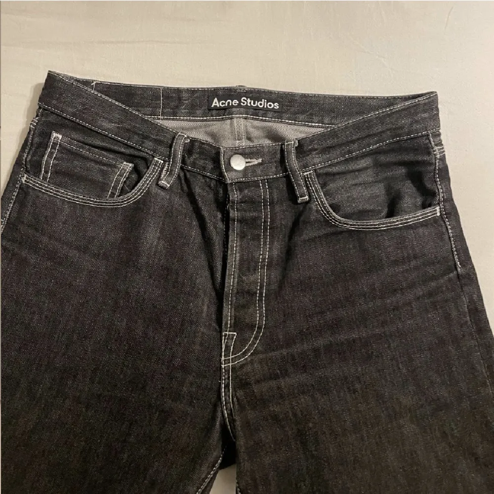 Svarta acne studios jeans i storlek 31/32. Rak passform. Passar till både tjejer och killar. Pris kan diskuteras . Jeans & Byxor.