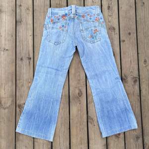 Fina bootcut jeans med blommor på Midjemått 37cm Innerbens längd 67cm Ytterbens längd 87cm