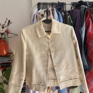 Så snygg jacka  - Världens snyggaste jacka som liknar Matilda djerf jackan. Den är tyvärr för liten för mig så den får hitta nytt hem. Skulle säga att det är en storlek xs/s 😋😋