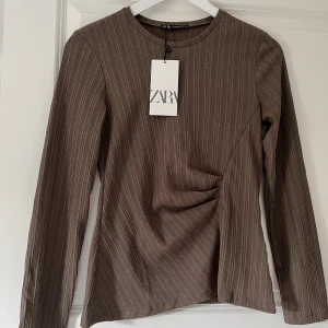 Zara topp - Slutsåld tröja som jag aldrig har använt! Finns inte kvar på hemsidan.  Ordinarepris 220 kr. Skriv vid frågor!💓 150 kr ex frakt☺️
