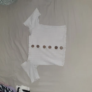 Toppar - Olika toppar dom är helt oanvända bara testade men dom är lite små. Storlek xs men passa även s