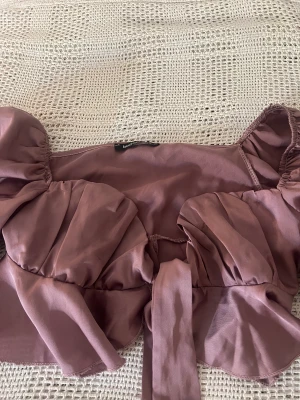 Rosa topp - Söt rosa wrapped crop top från boohoo. Originalpris 349 kr.  Säljer för 129 kr exklusive frakt. Bra skick, ej använt. 