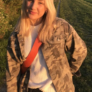Sommarjacka - Jacka i fint begagnat skick. Är strl xs men oversized modell. 