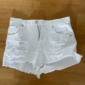 Everybody needs a pair of white jeans shorts in summer!😍