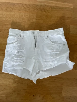 White jeans shorts - Everybody needs a pair of white jeans shorts in summer!😍