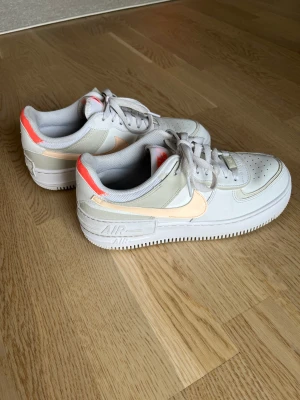 Nike air force 1  - Säljer dessa då de dessvärre är för små för mig, därav har de inte heller blivit använda mer än någon enstaka gång. De är därför i nyskick! Nypris är ca 1100kr. Pris kan diskuteras.    Kontakta mig om fler bilder önskas! 
