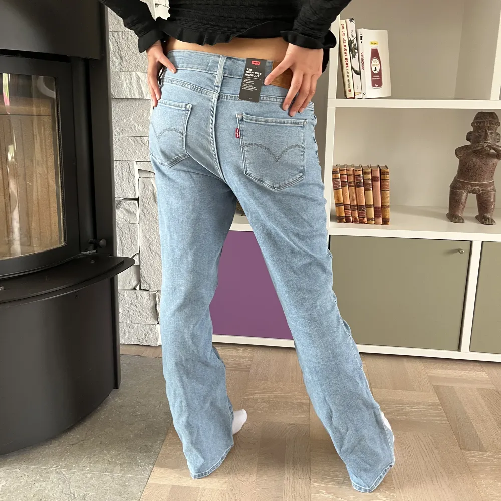 Skit najs lågmidjade bootcut jeans från levis, står högmidjade på men som det är på bilden är de låg midjade. Skulle säga att de är i storlek 36/38 . Jeans & Byxor.