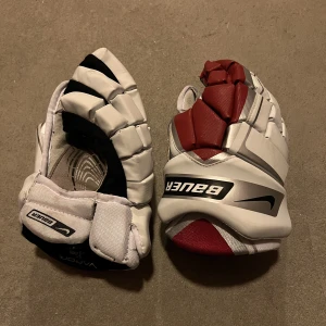 BAUER HOCKEYHANDSKAR STORLEK 12 - Hej!  Säljer mina hockeyhandskar i storlek 12 som jag använde på fritiden ett fåtal gånger. Frakt kan självklart ordnas. / Kim