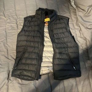 Pjs väst - Hjälper min kille att sälja sin pjs väst då den blivit för liten för han. Den är i jätte fint skick, som ny. Går oxå att byta mot en likadan i storlek S. Hör av dig till mig om du är intresserad.