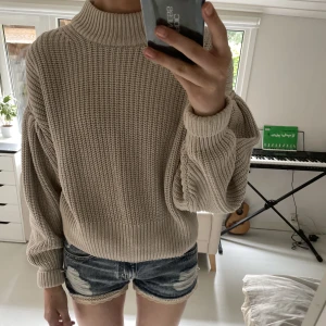 Stickad tröja - Superfin ljusbeige stickad tröja från hm. Dm för frågor och fler bilder 💞
