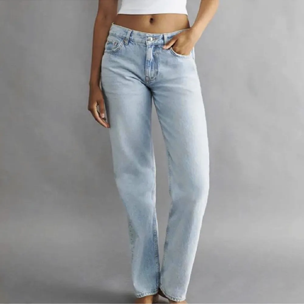 ljus blåa low straight jeans i strl 34, passar även som strl 36, från gina tricot säljs för 200kr+frakt, fler bilder kan skickas. Jeans & Byxor.