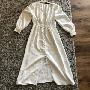 Vit långklänning från Zara - Vacker vit långklänning från Zara. Som ny. Perfekt för student skolavslutningen student midsommar eller bara en vanlig sommarkväll. Strl small
