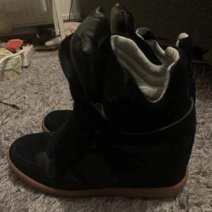 Jätte snygga populära svarta Isabel Marant skor i storlek 39. Säljer då de är för små på mig. Som nya, jätte bra skick. Skirv för mer info och bilder❤️❤️ PRIS KAN DISKUTERAS!!