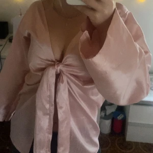 Jätte gullig blus/topp  - Denna fina blus/topp är gjord av siden. 