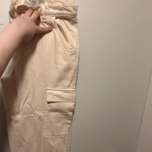 Jeans beige  - Båda jeansen för 375, nypris för båda är ca 1000. Om man köper bara en så kostar det 190. Aldrig använd, en liten fläck på cargo men går bort i tvätten. Rensar för flytt. Pris kan diskuteras 