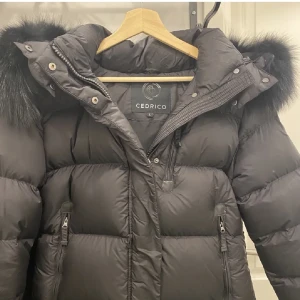 Cedrico jacka helt ny  - Säljer en helt ny jacka i storlek L på grund av viktnedgång. Köpt från Johnells. Jackan är i perfekt skick och redo att hålla dig varm och stilig nu under vintern. Djur och rökfri. Säljs inte längre på marknaden köptes för 10.000kr  