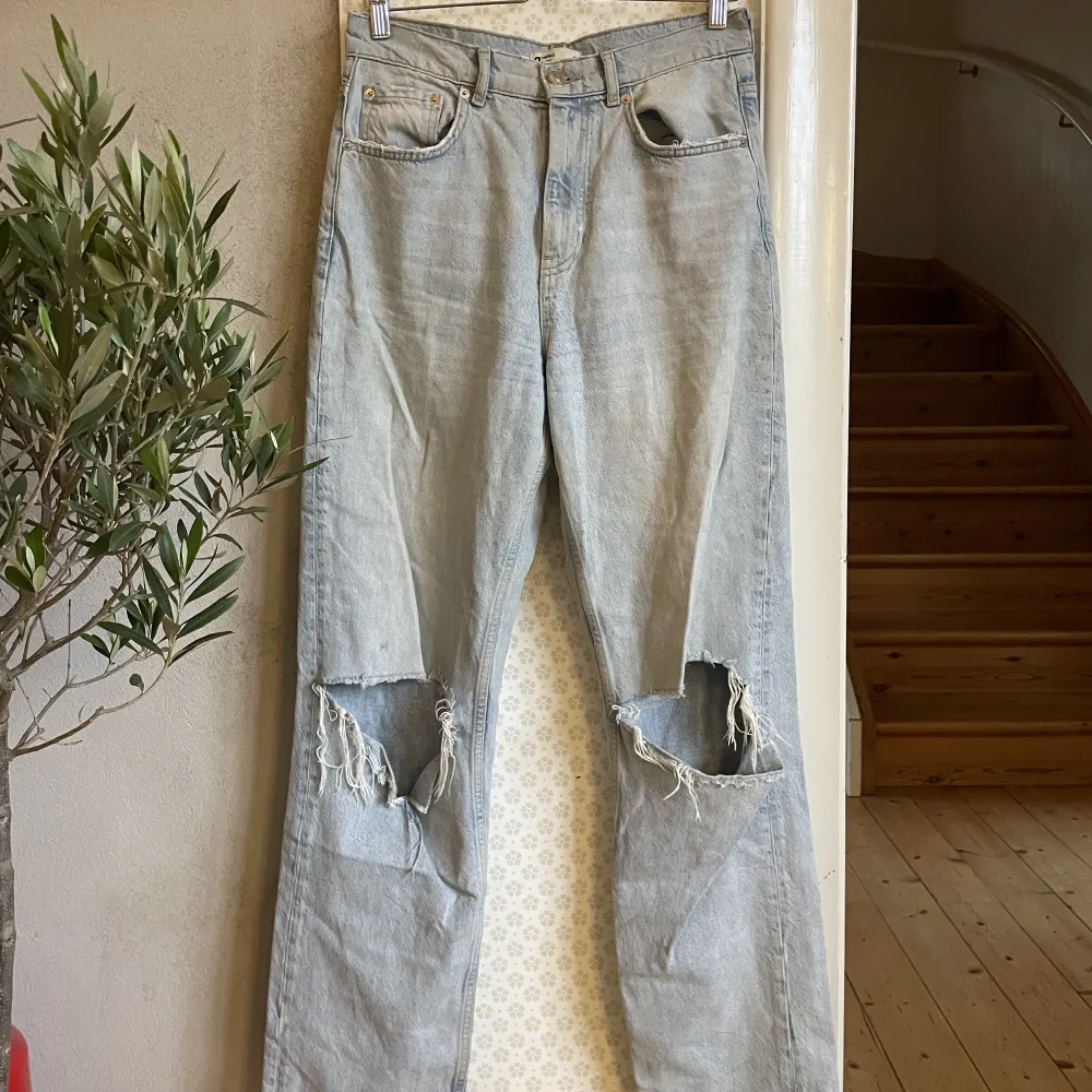Raka jeans med slitningar från Gina💘Storlek S/M! Kan mötas upp i Stockholm eller frakta💌. Jeans & Byxor.