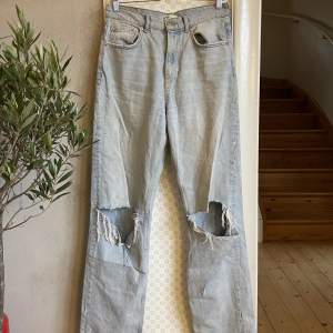 Raka jeans med slitningar från Gina💘Storlek S/M! Kan mötas upp i Stockholm eller frakta💌