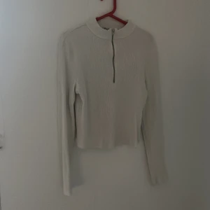 Ribbad tröja  - Nu säljer jag denna sjukt snygga ribbade tröja från NA-KD. Tröjan är storlek L men passar till S/M då den är liten i storleken