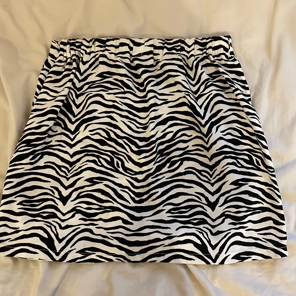 Säljer denna zebramönstrade kjol i storlek 146/152, fast passar bra på mig som brukar ha storlek xs/s!! 💕. Kjolar.