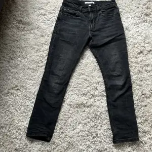 Svarta/mörkgrå Calvin Celin jeans 