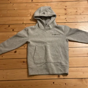 Sail racing hoodie - Denna tröja är i fint skick är aldrig använd tyckte inte den var helt min stil kontakta mig hjärna om du känner att du behöver mer bilder