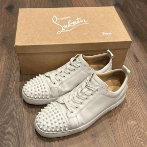 Christian Louboutin skor  - Christian Louboutin skor i fint skick i storlek 43,5 passar 43,5-44. Skorna kommer med box och dustbags, nypris 8500 mitt pris 3500! Bara att skriva vid frågor eller funderingar :) Över 50 refs finns