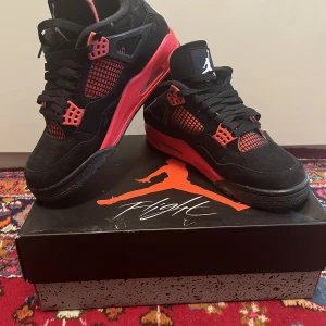 Jordan 4 Red Thunder - Jordan 4 red thunder stprlek 43 Skick: 9,5/10 Kartong finns