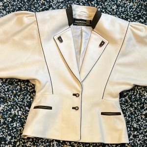 Vintage kavaj 100% ull Christamoden  - Säljer min kavaj från Christa Moden vintage 100% ull. Den är i bra skick Storlek 36