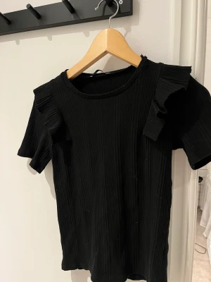 Topp med volang - Så fin topp från zara med volang💕 bra skick och köpt för några månader sedan. Inte använd mycket❤️