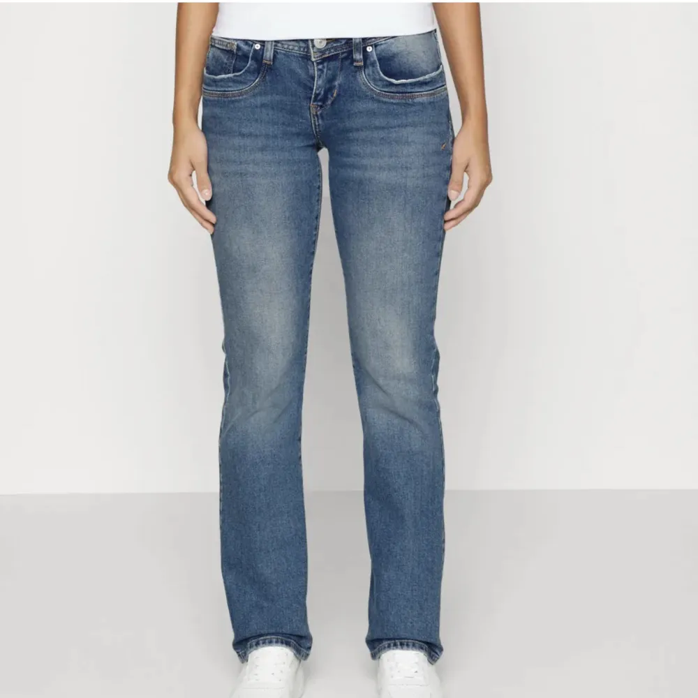 Säljer dessa ursnygga jeansen från ltb, modellen heter valerie. dom är väldigt långa i benen och har ingen defekt alltså som helt nya!! öppen för byten. Jeans & Byxor.