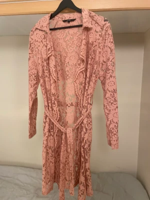 Rosa handstickad kimono - Väldigt fin att ha med en basic outfit Blommig handstickad kimono Helt oanvända Nypris:995kr